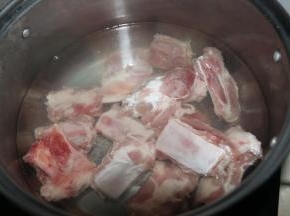 排骨冷水下锅，不盖锅盖煮开，用勺子轻轻撇去浮沫。
用凉水是为了将排骨中的血水尽量的煮出来，不盖锅盖是为了让异味充分的挥发掉。