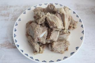 焯烫好的排骨捞出备用。