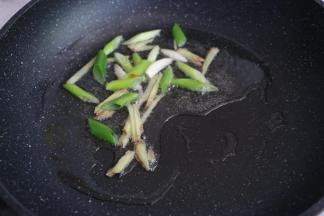 锅内倒入适量食用油，煸香葱姜。