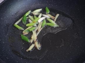 锅内倒入适量食用油，煸香葱姜。
