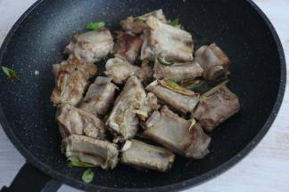 放入排骨段翻炒。