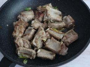 放入排骨段翻炒。