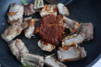 排骨微微焦黄时，加入两大勺香菇酱。