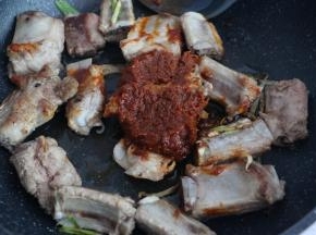 排骨微微焦黄时，加入两大勺香菇酱。