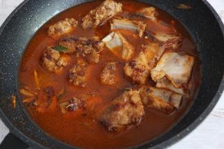 加入开水，微微没过排骨，煮15分钟。