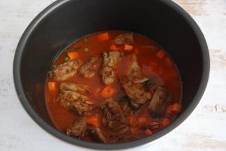 将排骨连同汤汁一起倒入电饭锅中。注意排骨汤汁的量就是平时挣米饭加水的量。