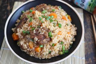 非常好吃的酱香排骨焖饭，光看着就很有食欲。