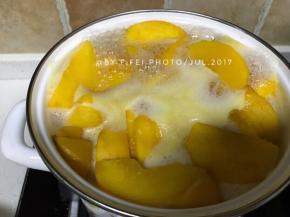 然后加入黄桃量的2/3的水，就开火煮吧。煮至黄桃糖水上好多浮沫。