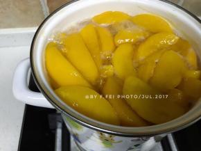 这样的，就撇干净了。黄桃糖水千万别煮太过了。黄桃太软了，就不好吃了。大概煮至黄桃有些透明状，黄桃糖水有些胶质状就了。