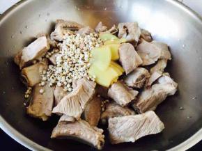 锅里放入焯过水的肋排骨和薏仁、姜片。