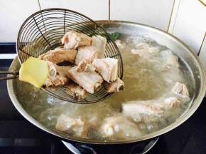 焯水，大火煮开，煮约5分钟左右，捞出肋排骨块备用。
