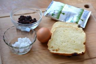 吐司两片，鸡蛋一个，牛奶150毫升左右，黑加仑葡萄干适量，白糖20克