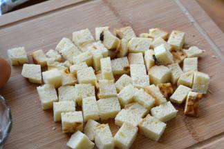 先将吐司片切成2公分左右的小块