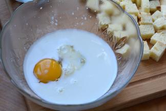 牛奶、鸡蛋、白糖同入一碗，搅拌均匀