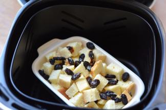 拉出炸篮，将烤碗放入炸篮，再重新推入炸锅中，180度15分钟