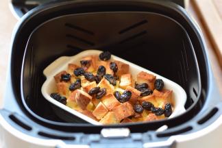 烤好的牛奶吐司布丁上面焦黄香脆