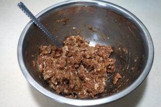 猪肉馅以瘦为主，可以略微有点肥，口感更润，加少许酱油、蚝油、盐、黑胡椒粉，混合均匀