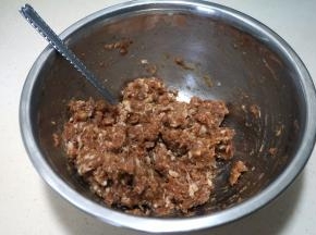 猪肉馅以瘦为主，可以略微有点肥，口感更润，加少许酱油、蚝油、盐、黑胡椒粉，混合均匀