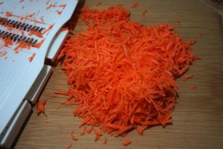 胡萝卜用擦丝器擦成细而短的丝，也可以用刀再切碎些