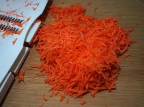 胡萝卜用擦丝器擦成细而短的丝，也可以用刀再切碎些