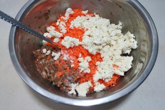 豆腐入肉馅盆中，用手抓得碎碎的，然后和肉馅、胡萝卜充分混合均匀，尝尝咸淡，根据口味再加盐