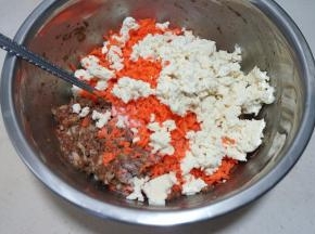 豆腐入肉馅盆中，用手抓得碎碎的，然后和肉馅、胡萝卜充分混合均匀，尝尝咸淡，根据口味再加盐