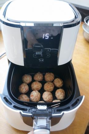 完成一部分后，在炸篮中码满，中间留少许空隙；将炸篮推进空气炸锅中，由于没有预热，所以将时间设定在15分钟，温度180度