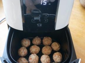 完成一部分后，在炸篮中码满，中间留少许空隙；将炸篮推进空气炸锅中，由于没有预热，所以将时间设定在15分钟，温度180度