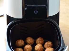 时间到，豆腐肉丸子外皮金黄了，可以掰开一个查看里面的成熟度。熟了就捡出来，将剩下的馅料来完成，不熟再根据情况延长几分钟