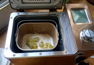 除黄油、葡萄干之外的所有材料入面包桶中；