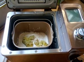 除黄油、葡萄干之外的所有材料入面包桶中；