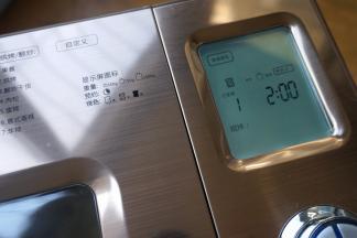 启动面包机的“普通面包”程序，全程由面粉到出面包成品的操作时间一共2小时；