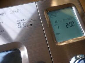 启动面包机的“普通面包”程序，全程由面粉到出面包成品的操作时间一共2小时；