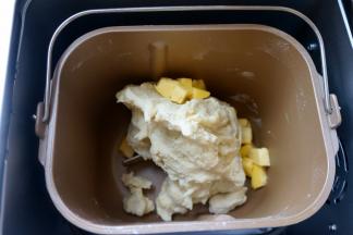 完成一个揉面程序后，加入软化的黄油，就可以盖上面包机盖子，安心做别的事啦：