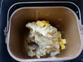 完成一个揉面程序后，加入软化的黄油，就可以盖上面包机盖子，安心做别的事啦：