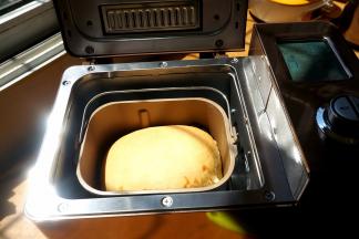 时间到，提示音响起，面包冒着香气出来啦，我觉得顶部的颜色略浅，又重新加烤了10分钟；将面包从桶中倒出来，晾凉后入袋保存。