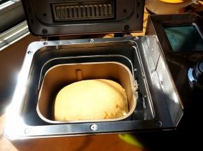 时间到，提示音响起，面包冒着香气出来啦，我觉得顶部的颜色略浅，又重新加烤了10分钟；将面包从桶中倒出来，晾凉后入袋保存。