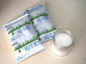 鲜牛奶和一杯自制的原味酸奶准备好，酸奶当引子；