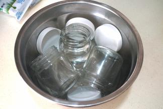 将酸奶杯和盖子入盆中，用滚开的水烫一两分钟，取出沥干水；