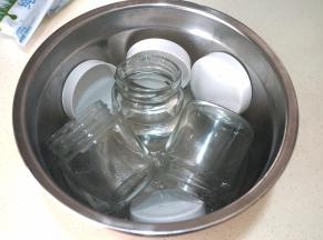 将酸奶杯和盖子入盆中，用滚开的水烫一两分钟，取出沥干水；