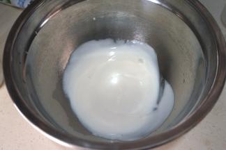 盆中倒入酸奶；