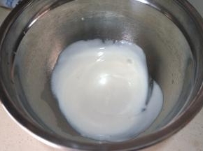 盆中倒入酸奶；