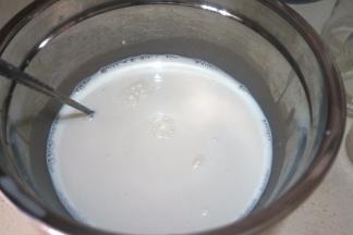 再将鲜牛奶倒入盆中，用净勺充分混合均匀；