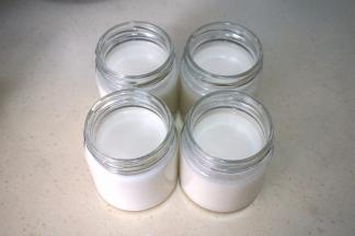 将牛奶融液倒入酸奶瓶中，拧好盖子；放入酸奶机中，可以将烫瓶子的热水提前倒入胆中，使酸奶瓶受热均匀；