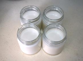 将牛奶融液倒入酸奶瓶中，拧好盖子；放入酸奶机中，可以将烫瓶子的热水提前倒入胆中，使酸奶瓶受热均匀；