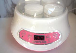 选择“酸奶”制作，用时8小时；做好的酸奶冰箱冷藏几小时后，口感更佳；