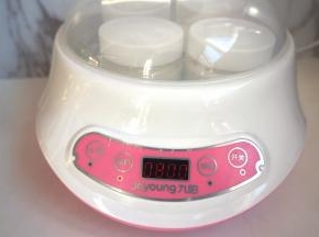 选择“酸奶”制作，用时8小时；做好的酸奶冰箱冷藏几小时后，口感更佳；