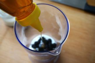 用料理棒混合均匀，看，多漂亮的颜色；