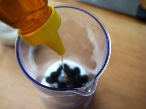 用料理棒混合均匀，看，多漂亮的颜色；