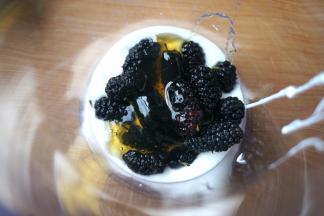 杯中倒入一些原味酸奶，再将桑葚酸奶倒入杯中，形成漂亮的分层。